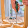 Bosch Werkzeugkoffer Advanced: Schraubendreher im Einsatz an einem Holzstuhl.