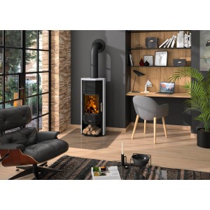 Justus Usedom W+ Kaminofen, Speckstein grau, 5 kW. Zeitbrandofen mit Holz im Brennraum in Wohnraum.