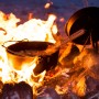 Petromax Dutch Oven FT9-T im Einsatz über offenem Feuer. Gusseisen Topf mit Henkel und Inhalt.
