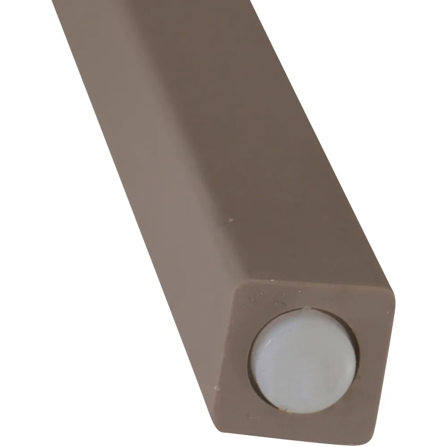 Detailaufnahme: Bein des Siena Garden Stapelsessels in Taupe mit Bodenschoner.