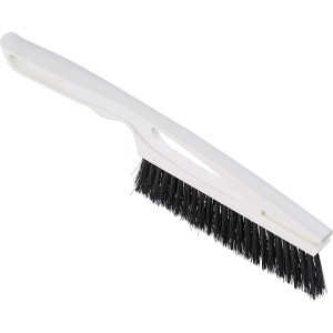 Weißer Schneebesen mit schwarzen Borsten zum Entfernen von Schnee auf Autoscheiben.