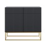 Selsey Sideboard Veldio, schwarz mit geriffelter Front und goldenen Metallbeinen. Moderne Kommode für Stauraum.