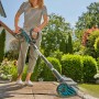 Frau nutzt Gardena Akku-Multi-Reiniger AquaBrush zur Terrassenreinigung. Inkl. Akku.