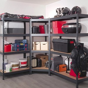Anthrazitfarbenes Ar Shelving Eck-Schwerlastregal mit vier Böden und diversen Gegenständen.