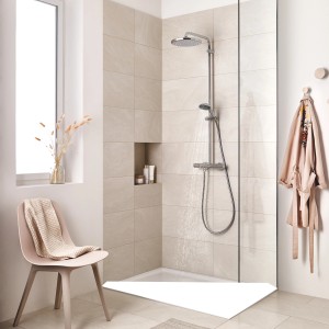 Grohe QuickFix Duschbrause Vitalio Start 100 Chrom im modernen Badezimmer mit Dusche und Accessoires.