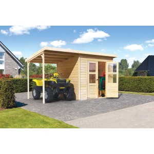 Karibu Holz-Gartenhaus Vellinge, unbehandelt, mit Carport und Quad vor dem offenen Doppeltor.