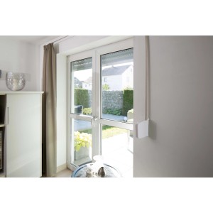 Schellenberg Aufschraubwickler Mini, schwenkbar, weiß, mit Rollladengurt an einem Fenster montiert.