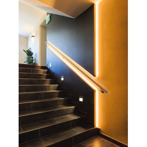 Treppenhaus mit indirekter Beleuchtung durch Eglo LED Stripe-Z. Smart Home Licht für stimmungsvolle Akzente.