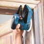 Bosch Professional GEX 125-1 AE Exzenterschleifer in Aktion beim Schleifen eines Holzrahmens.