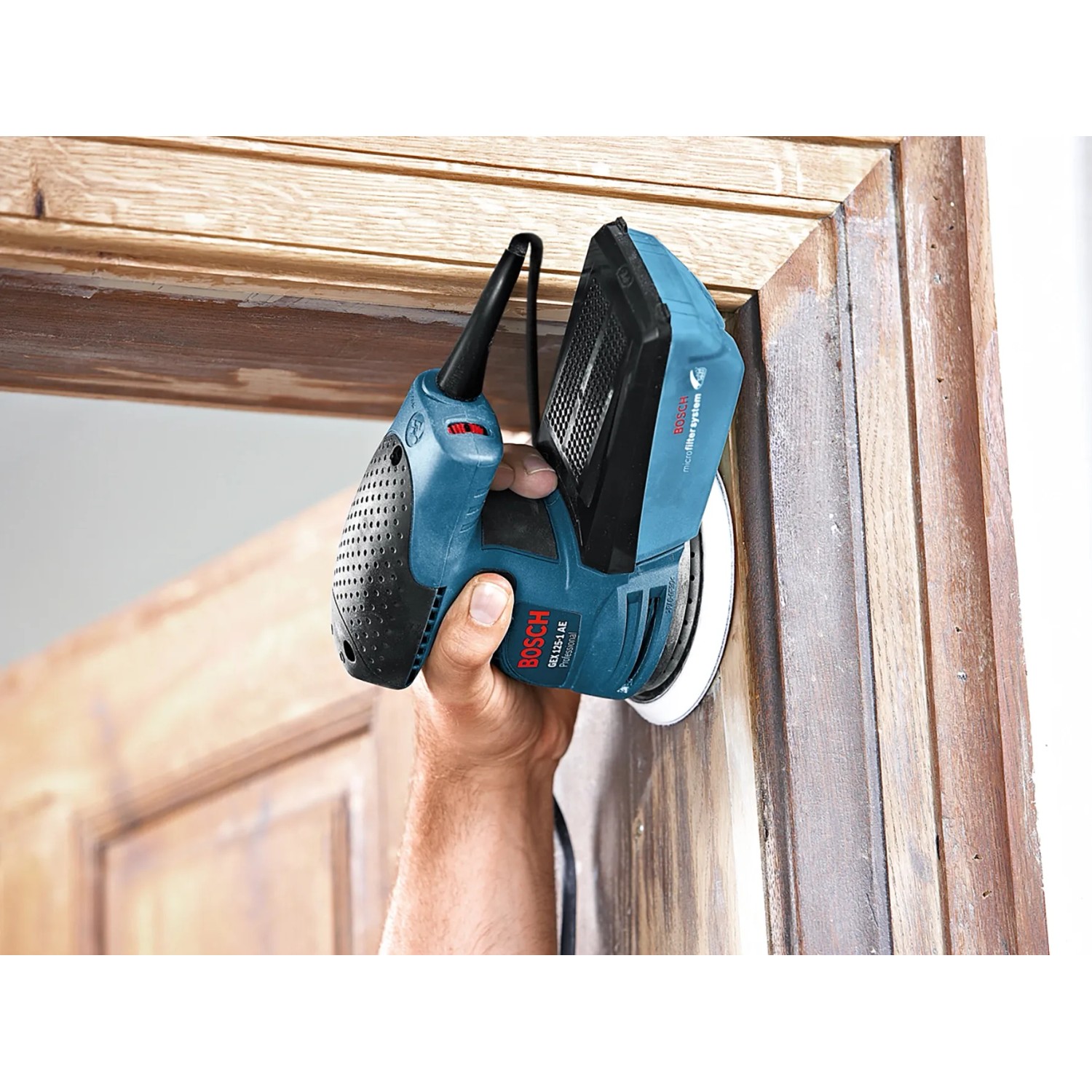 Bosch Professional GEX 125-1 AE Exzenterschleifer in Aktion beim Schleifen eines Holzrahmens.