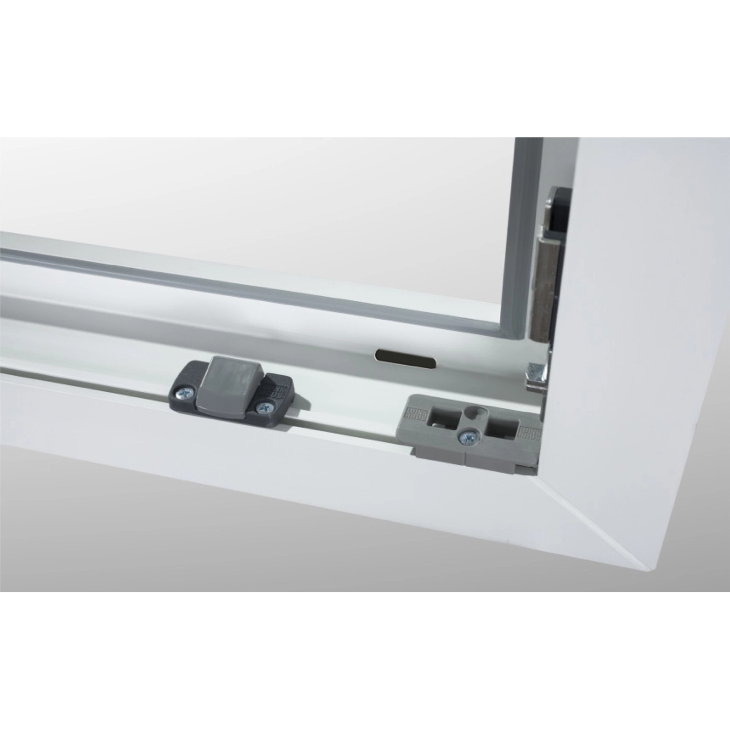 Detailaufnahme eines weißen Kunststofffensters CL7 mit Beschlägen und Dichtung.