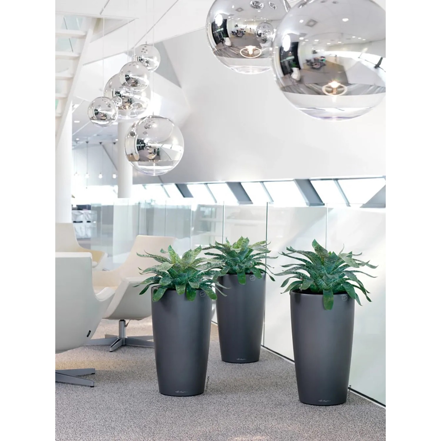 Lechuza Rondo Premium Pflanzgefäß, Ø 40 cm, 75 cm hoch, Anthrazit metallic, mit Pflanzen in modernem Ambiente.