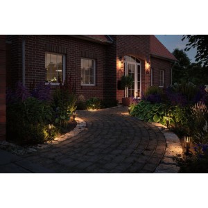 Anthrazitfarbene Paulmann Plug & Shine Pollerleuchten Classic beleuchten einen Gartenweg.