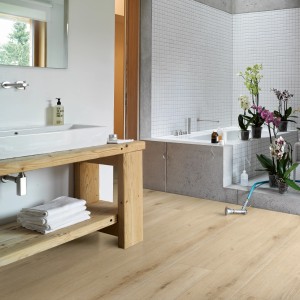 Badezimmer mit hellem Parador Designboden Modular One Eiche Urban Hell gekälkt in Holzoptik.