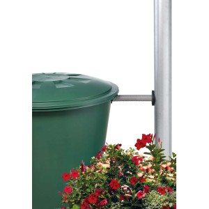 Garantia Regensammler Avanti DN 70-100 am Fallrohr einer Regentonne mit Blumenbeet.