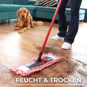 Vileda Style Chenille Ersatzbezug im Einsatz auf Holzboden, mit Hund im Hintergrund.