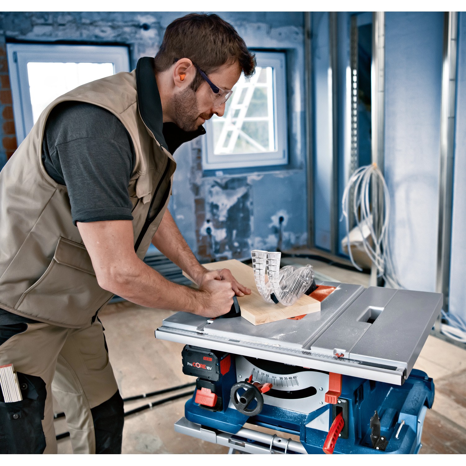 Bosch Professional Akku-Tischkreissäge GTS 18V-216 Solo beim Sägen von Holz.