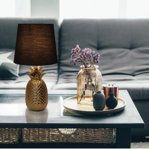Goldene Ananas Tischleuchte (Höhe 45cm) mit braunem Lampenschirm als Deko-Element auf Tisch
