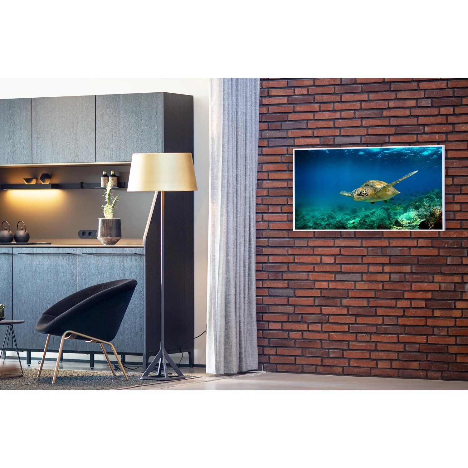 Könighaus Infrarotheizung mit Schildkröten-Motiv, 60x120 cm, an Backsteinwand.