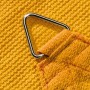 Detailaufnahme: Senfgelbes Sun City Sonnensegel Dreieck mit Metallring.