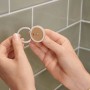 Montage des Tesa Moon Duschkorb Adapters an der Wand.