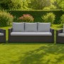 Graues 3-teiliges Gartenmöbel-Set mit Polyrattan-Sofa und Sesseln mit bequemen Sitzkissen.