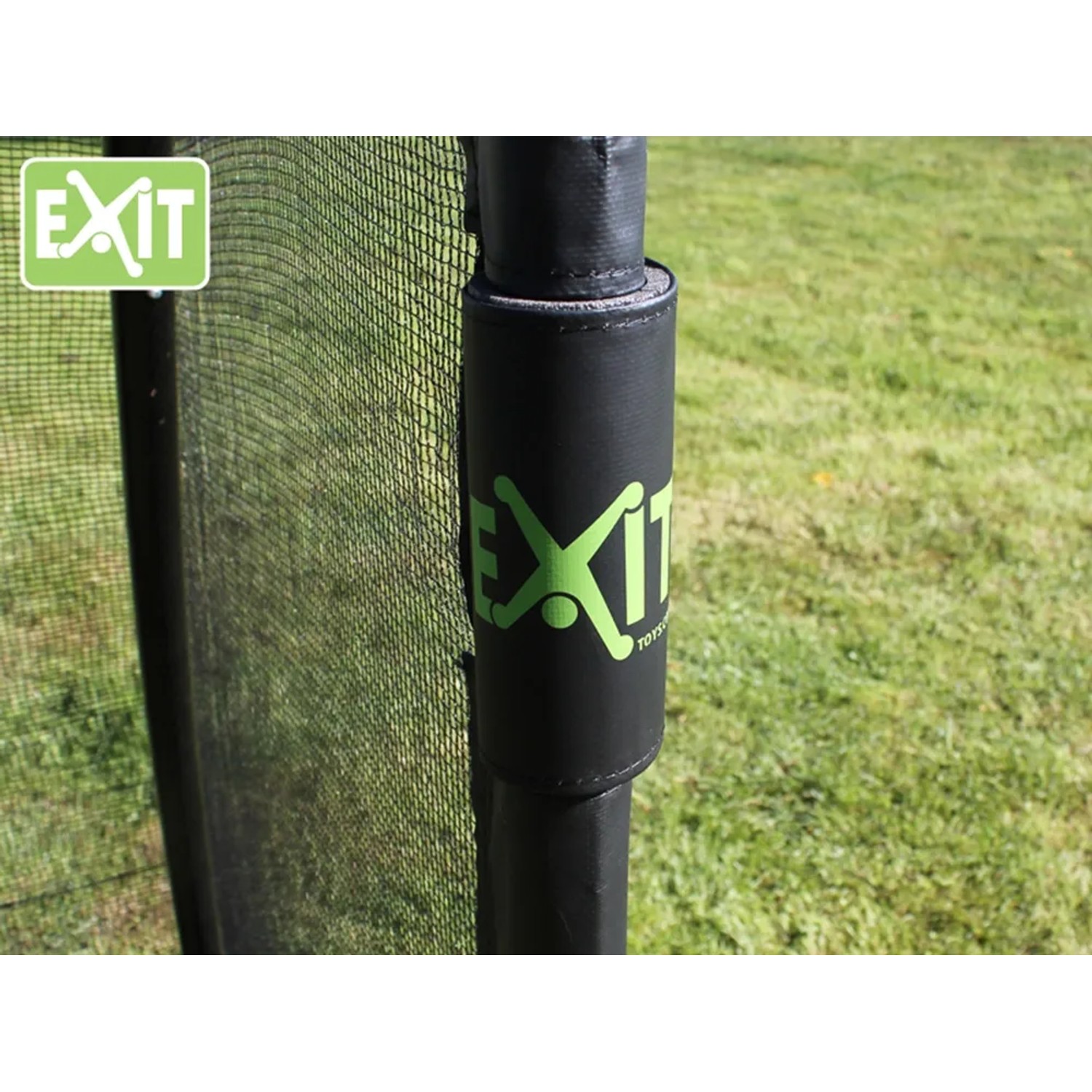 Detailaufnahme: Schwarzes EXIT Coppa Fußballtor mit Logo und Netz.