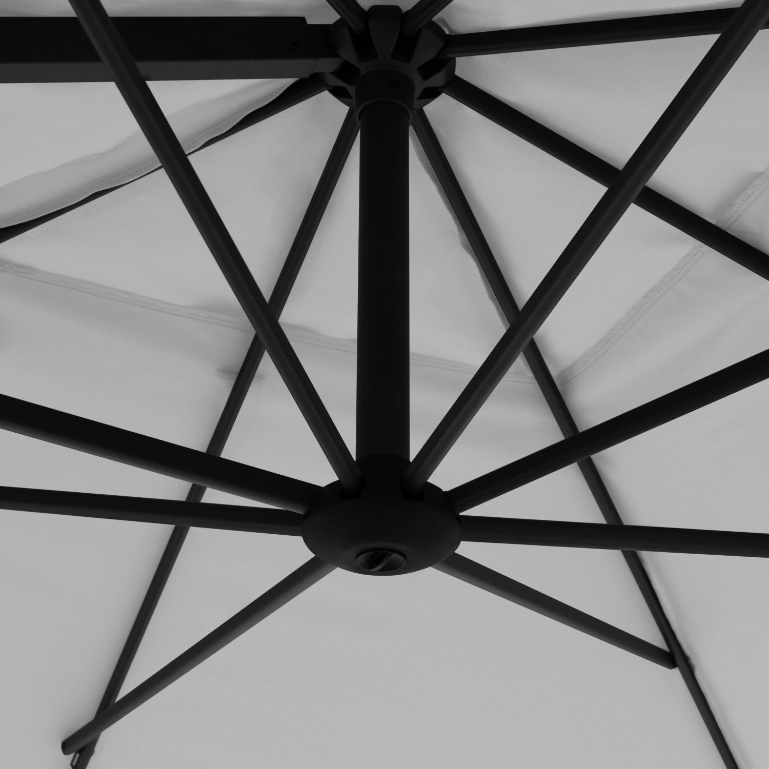 Detailaufnahme: Hellgrauer Doppler Ampelschirm MyZone, 210x210 cm, mit schwarzem Gestell von unten.