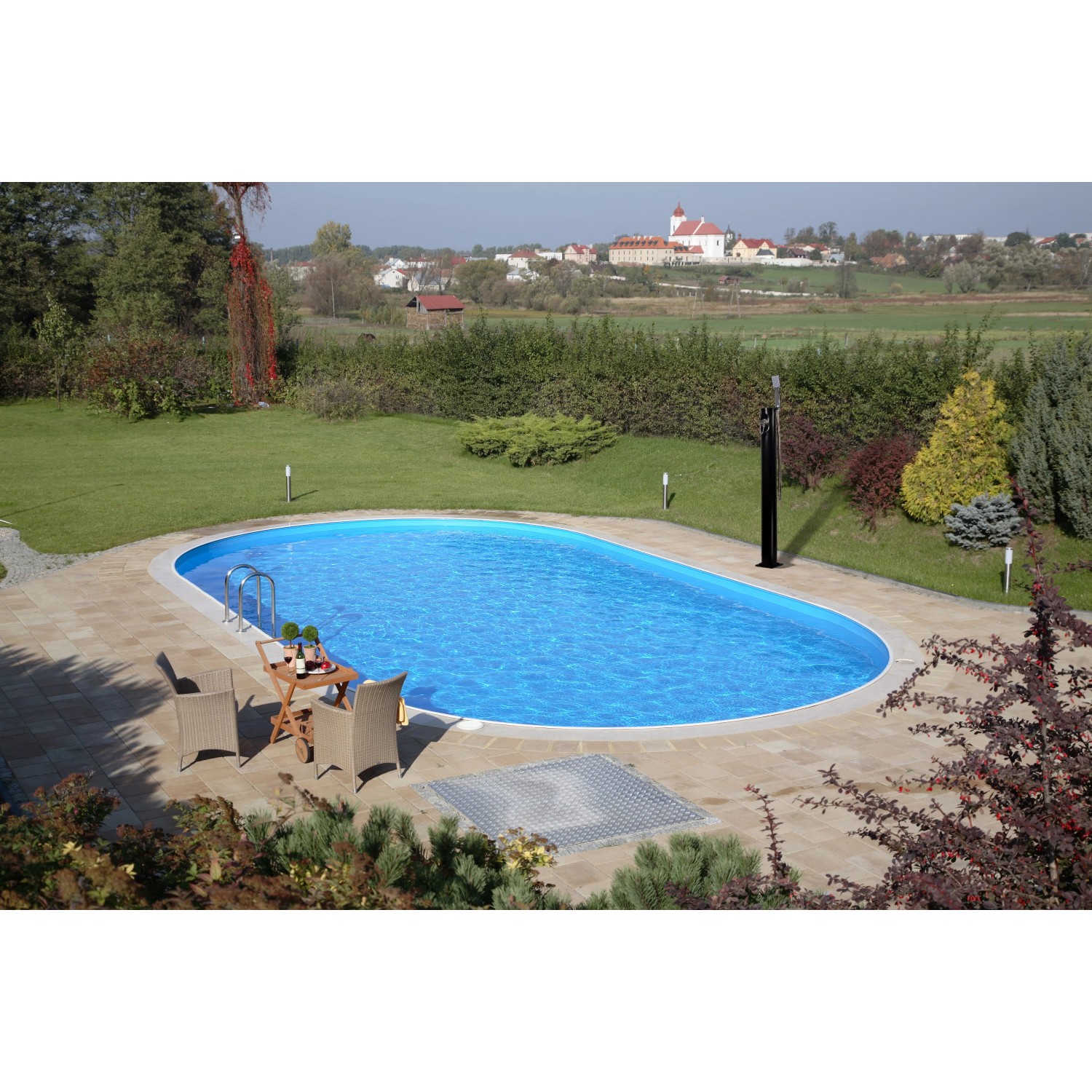 Summer Fun Solardusche Easy neben Pool im Garten. Schwarze Dusche mit Handbrause.