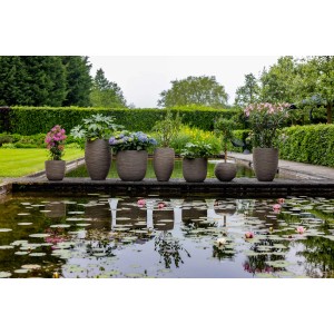 Capi Europe Kugel Blumentöpfe Groove NL, Ø 35cm, Taupe, im Gartenteich-Ambiente.