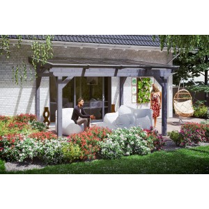 Freistehende Skan Holz Terrassenüberdachung Sanremo in Schiefergrau mit Polycarbonat-Dach und Gartenmöbeln.