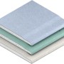 Stapel verschiedener Gipskartonplatten in blau, grün und beige.