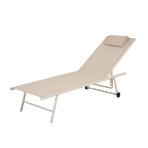 Beige Sonnenliege Travis mit verstellbarer Rückenlehne und Rädern für den Garten.