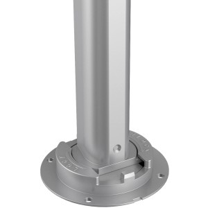 Detailaufnahme: Silberner Befestigungsmast der Spettmann Seitenzugmarkise Visor.