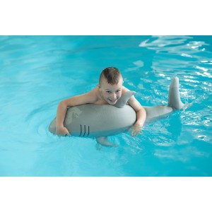 Junge schwimmt mit Westmann Pool Buddy Hai grau-weiß im Pool.