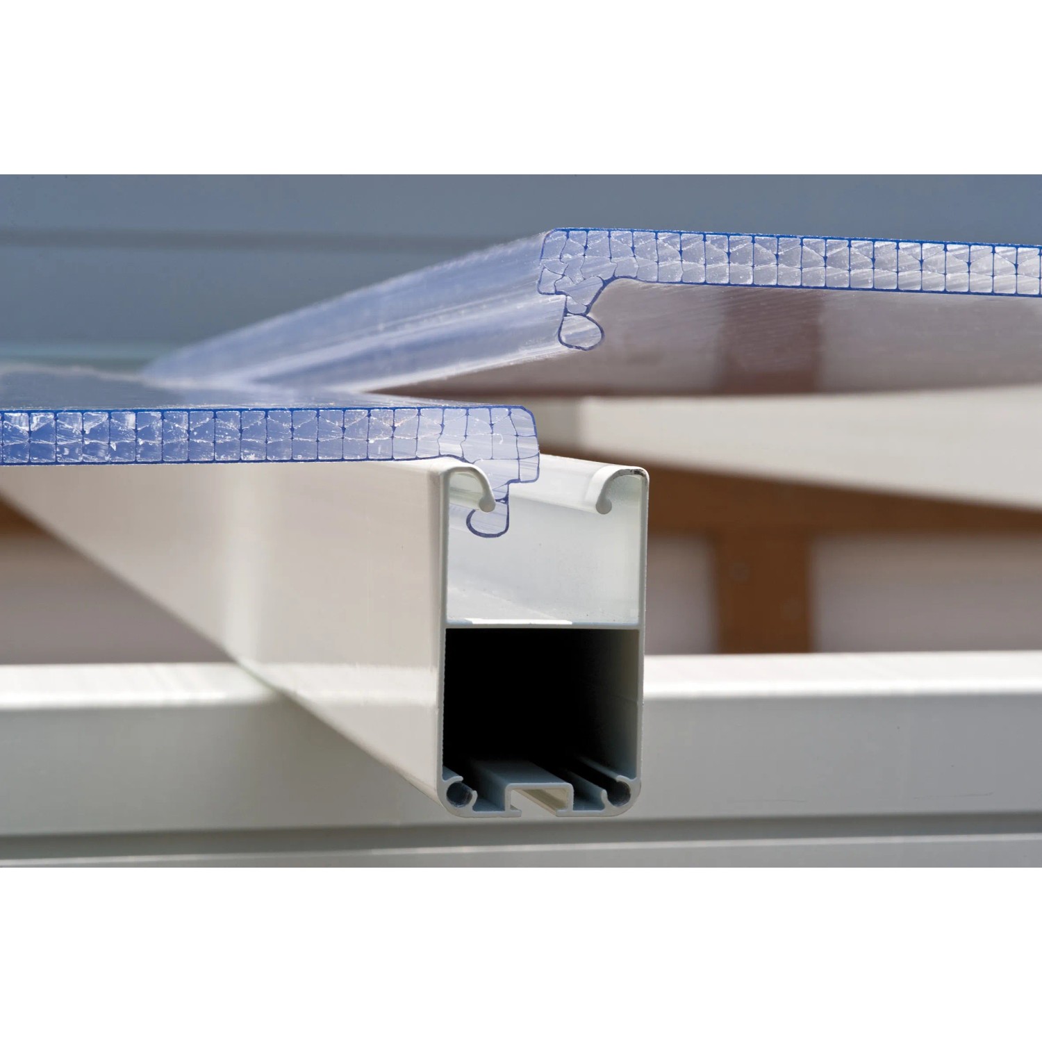 Detailaufnahme der weißen Palram Canopia Terrassenüberdachung Feria mit Polycarbonat-Doppelstegplatten.