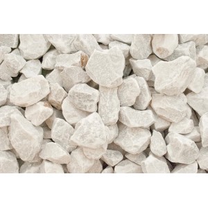Nahaufnahme von Carrara Marmorbruch, weiß, 25-50 mm, Zierkies für Garten und Landschaftsbau.