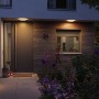 Beleuchtete, runde Paulmann LED-Außendeckenleuchte Lamina mit Sensor in Schwarz an Hauswand.