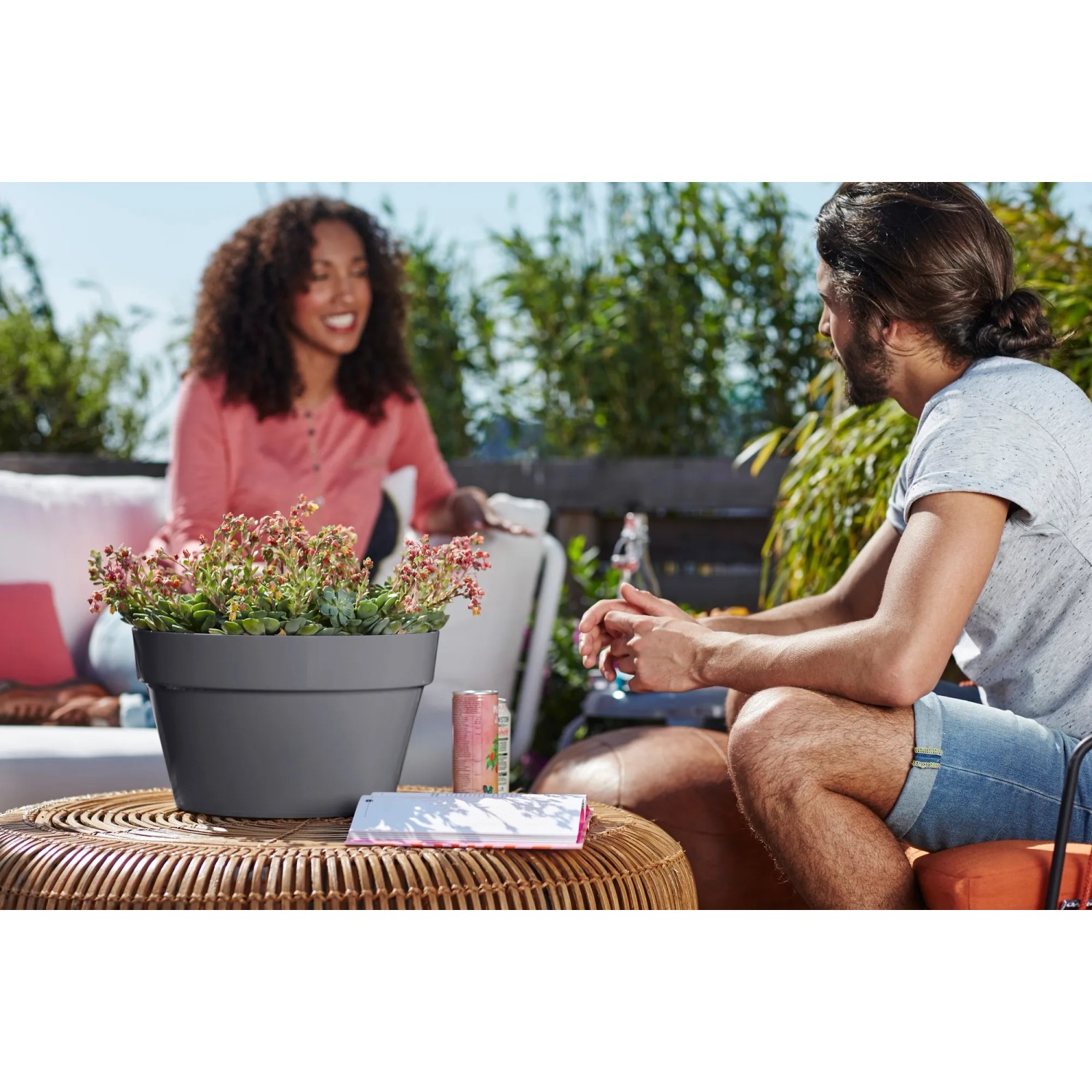 Anthrazitfarbene Elho Loft Urban Pflanzschale (Ø 35 cm) auf Gartentisch mit Pflanzen.