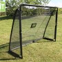 Schwarzes EXIT Coppa Fußballtor aus Stahl, 220x170cm, mit Netz und Torwand auf Rasen.