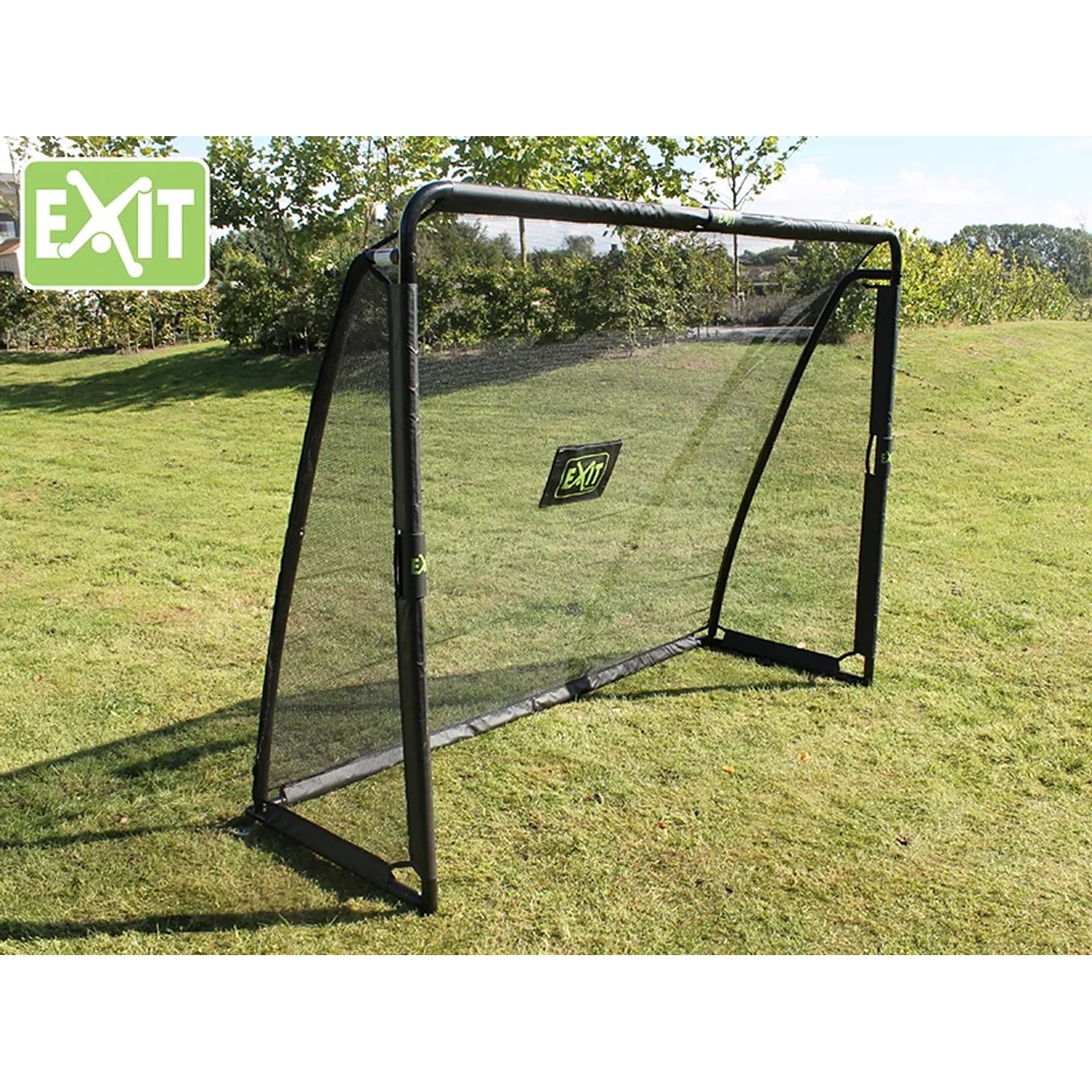 Schwarzes EXIT Coppa Fußballtor aus Stahl, 220x170cm, mit Netz und Torwand auf Rasen.
