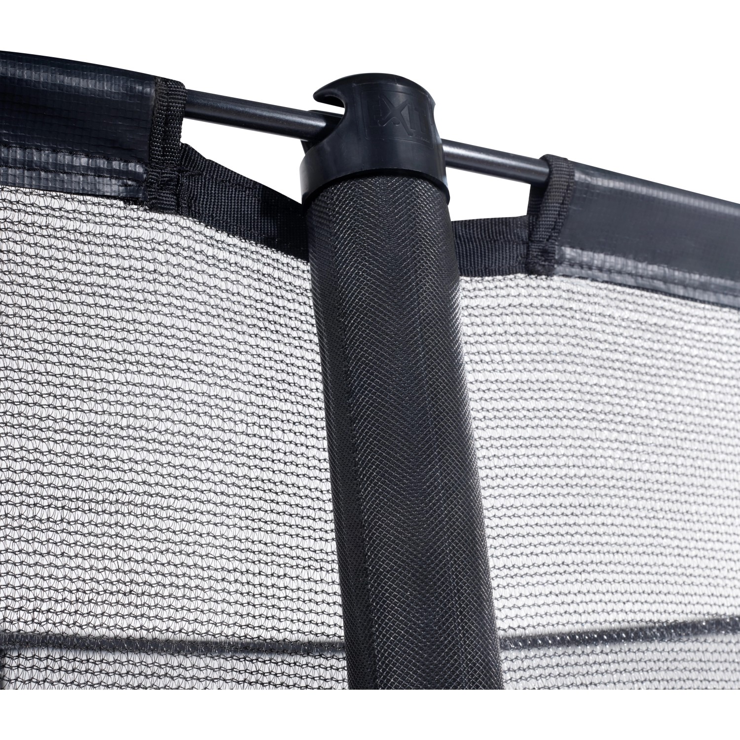 Detailaufnahme Sicherheitsnetz des schwarzen EXIT Dynamic Bodentrampolins.