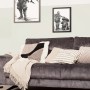 Komar Wandbild Star Wars Samurai Droids, 50x70 cm, schwarz-weiß im Wohnzimmer.
