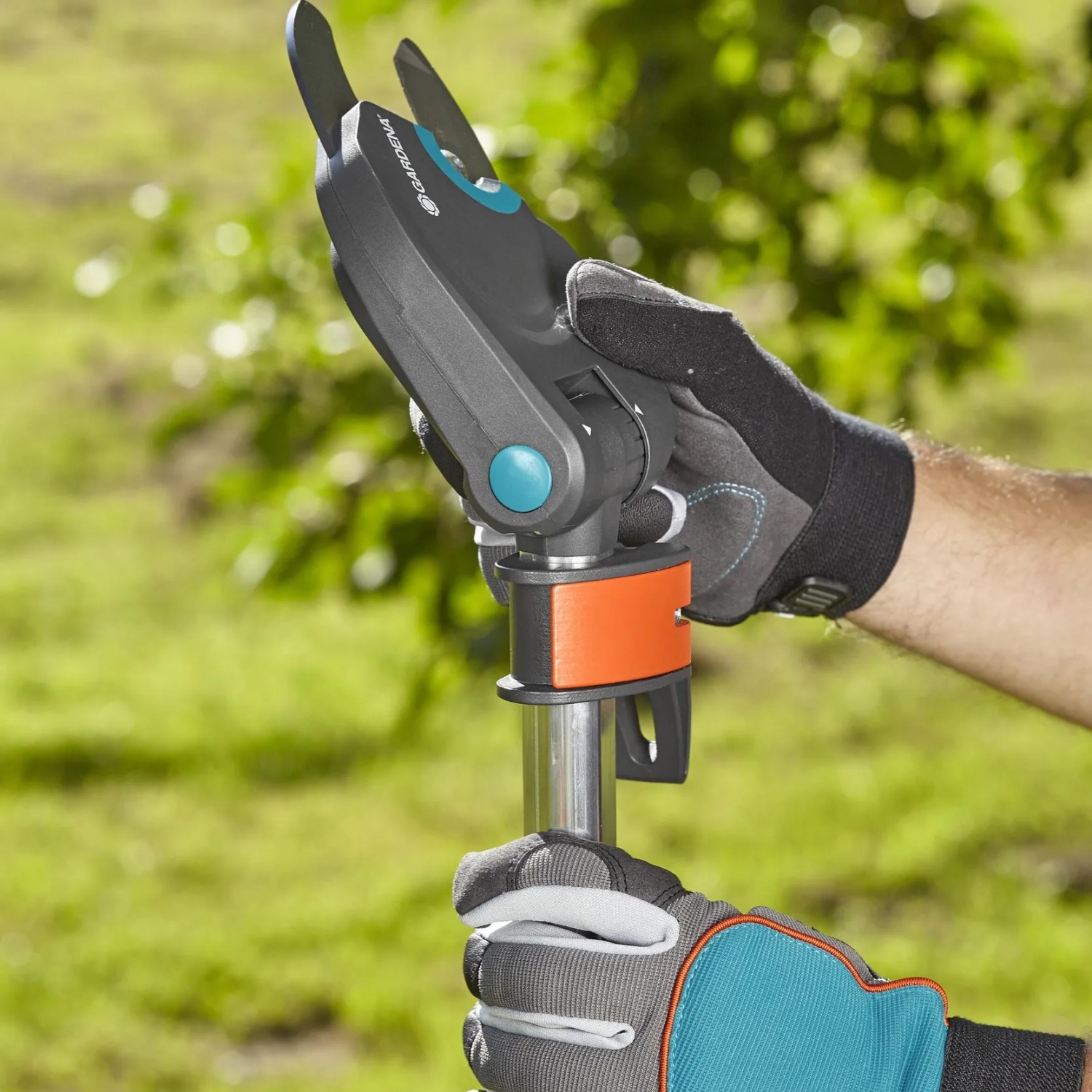 Gardena StarCut 160 plus Strauchschneider in Aktion, bedient mit Gartenhandschuhen.