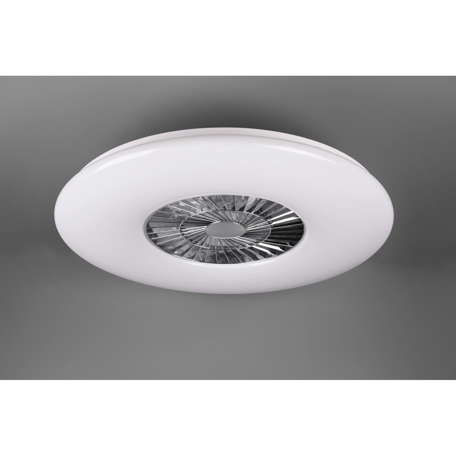 Weiße LED-Deckenleuchte Visby mit Ventilator und Chrom-Akzenten.