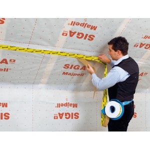 Anwendung von Siga Sicrall 60 Klebeband (60mm) zur luftdichten Verklebung von Dämmstoff im Innenbereich.