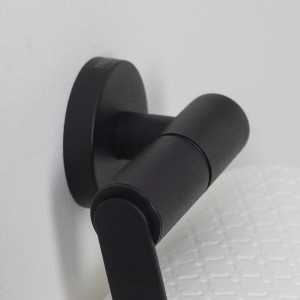 Schwarzer Tiger Toilettenpapierhalter Boston aus Edelstahl an weißer Wand.