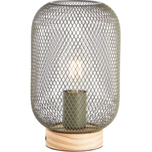 Olivgrüne Design-Tischleuchte Giada mit Metallgitter und Holzfuß für gemütliches Licht.