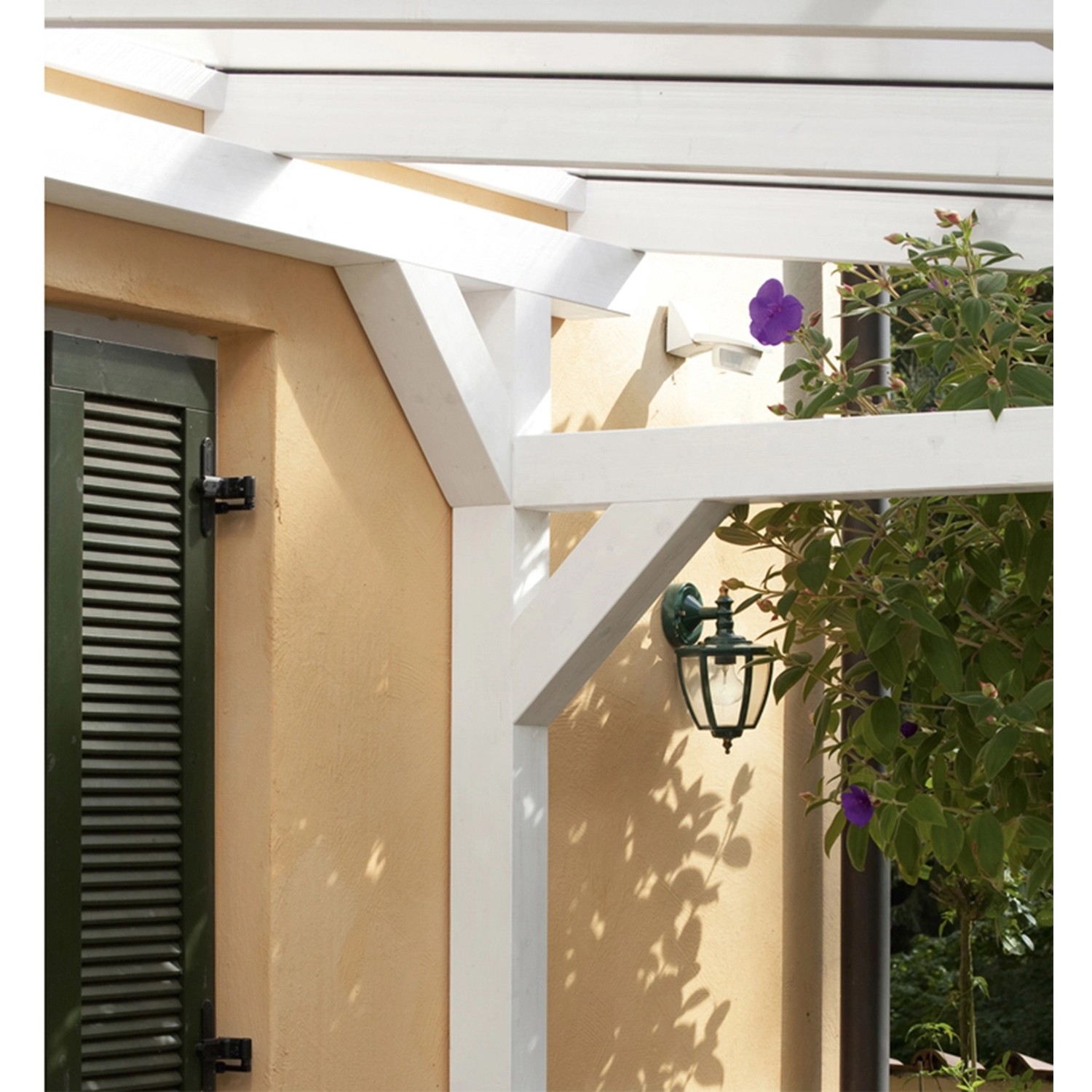 Detailansicht der Skan Holz Terrassenüberdachung Siena, Leimholz Eiche hell, mit klarer Dacheindeckung.