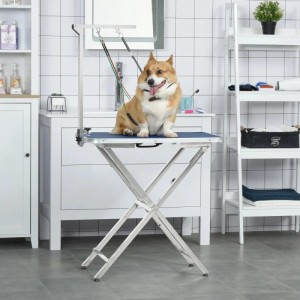 PawHut Hundepflegetisch mit verstellbarer Pflegestange und Klemme. Corgi sitzt auf blauem Tisch für Fellpflege.